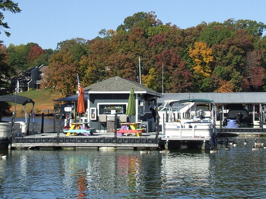 River Hills Marina - Amenities - THE PIER 88 YACHT CLUB AND SHIPS STORE